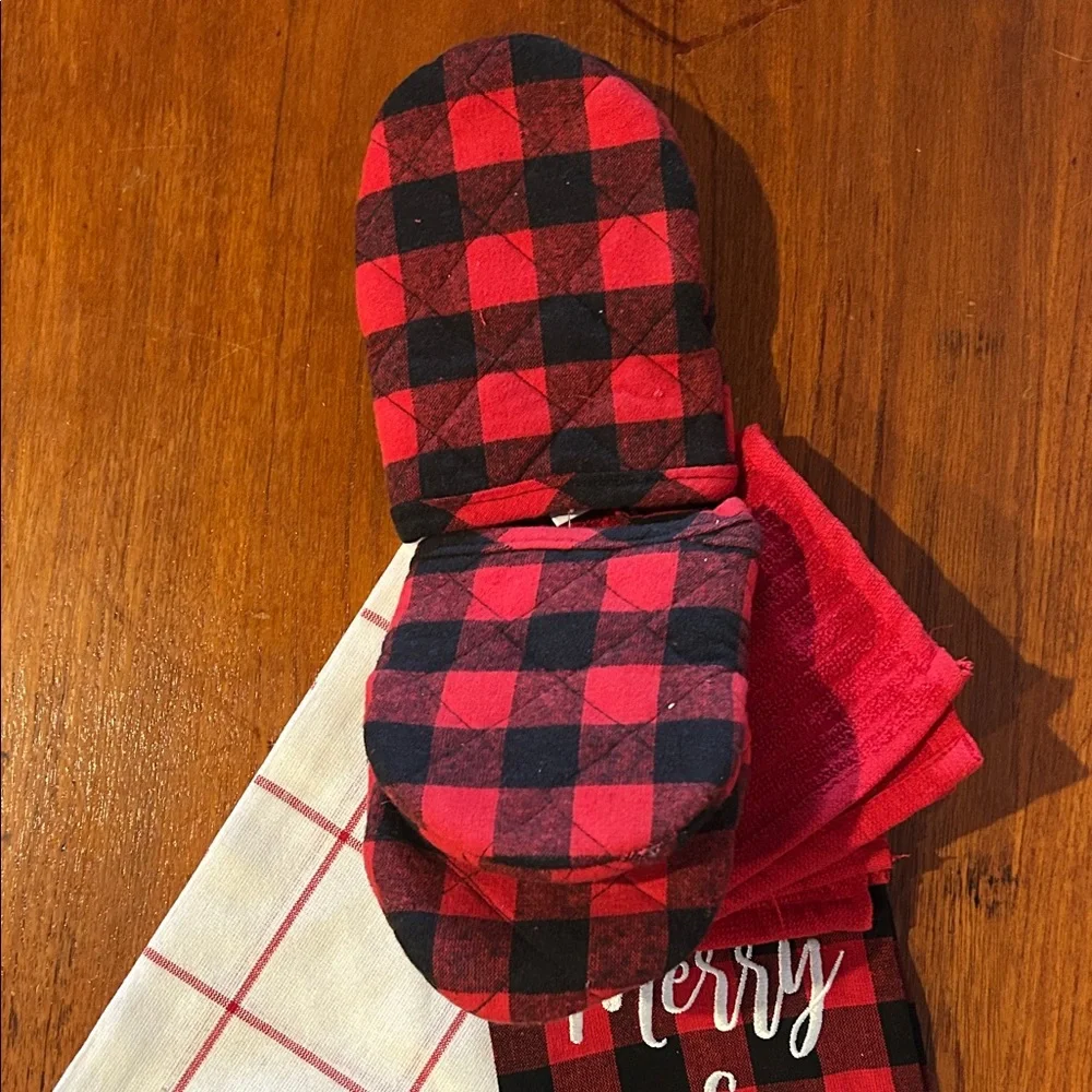 NWT Red and Black Plaid Kitchen Towel Set